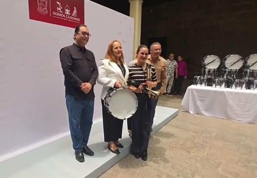 Entrega Karla Córdova equipamiento para Bandas de Guerra 4 40