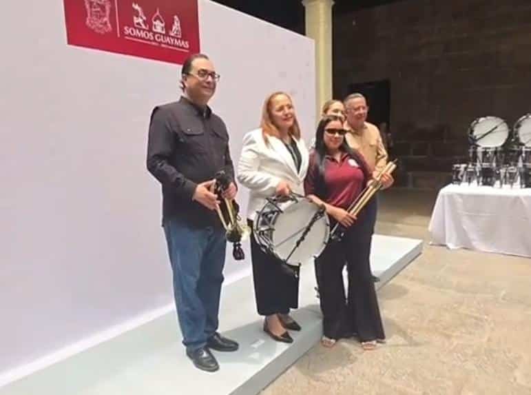 Entrega Karla Córdova equipamiento para Bandas de Guerra 5 41