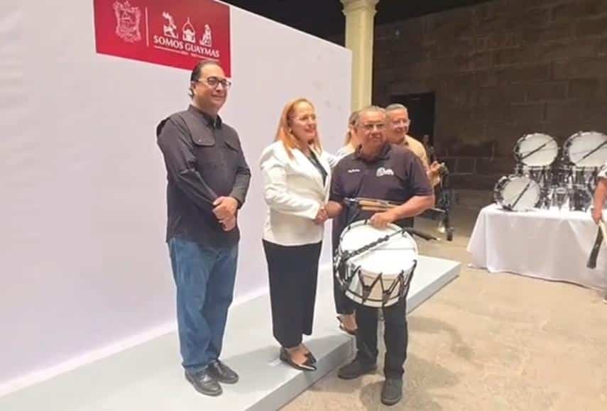 Entrega Karla Córdova equipamiento para Bandas de Guerra