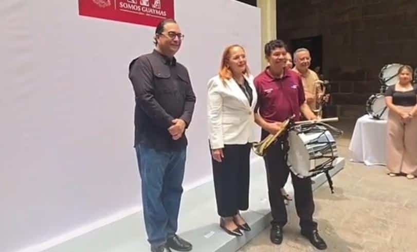Entrega Karla Córdova equipamiento para Bandas de Guerra 7 43