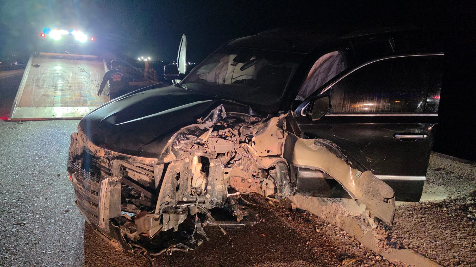 Se impacta camioneta contra estructura en el puente Douglas