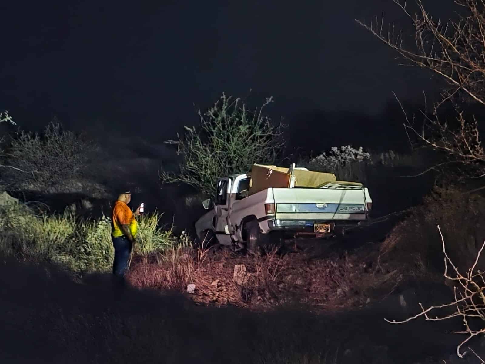 Localizan a vehículo en barranco