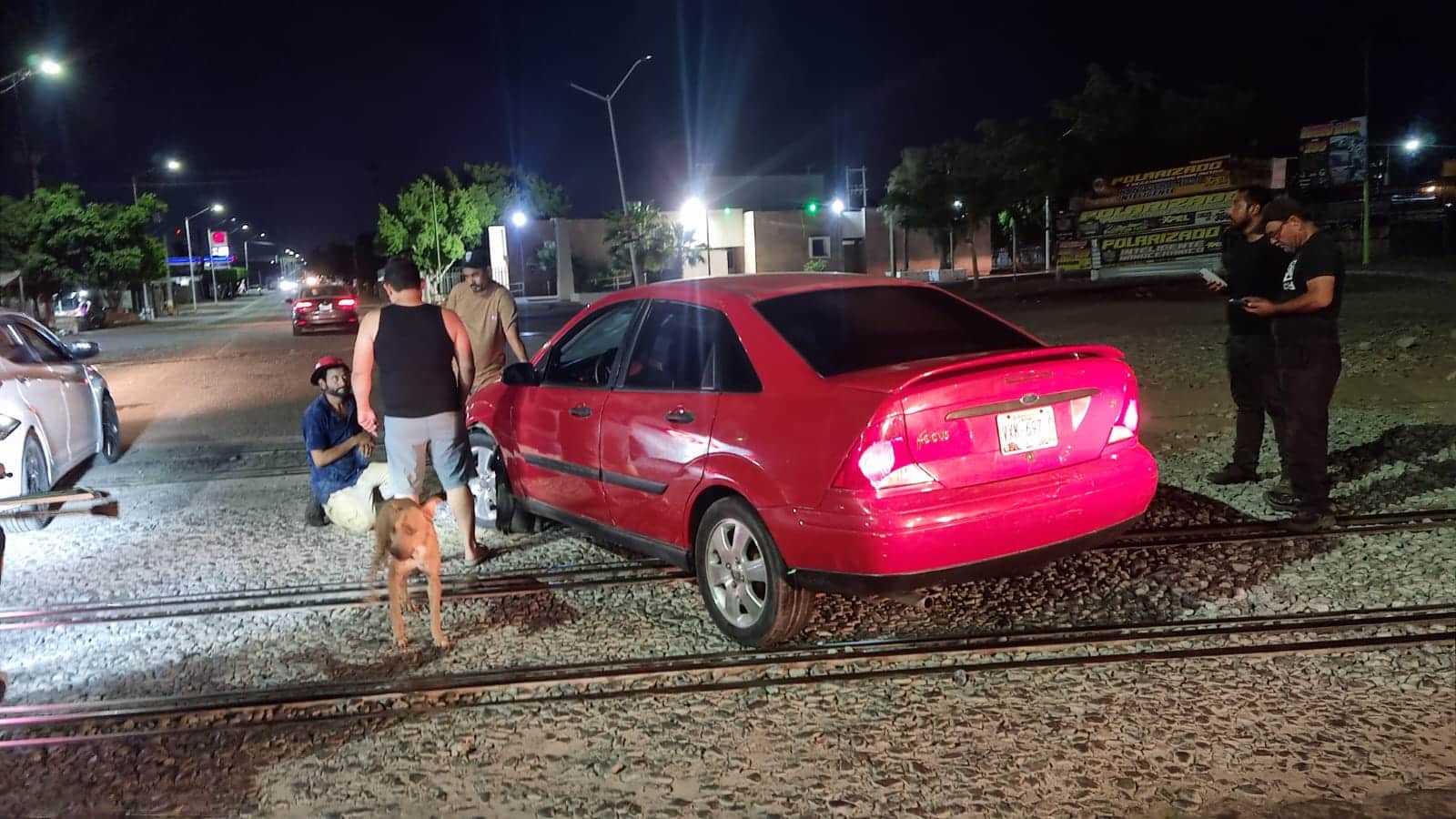 Se evita que tren impacte a automóvil