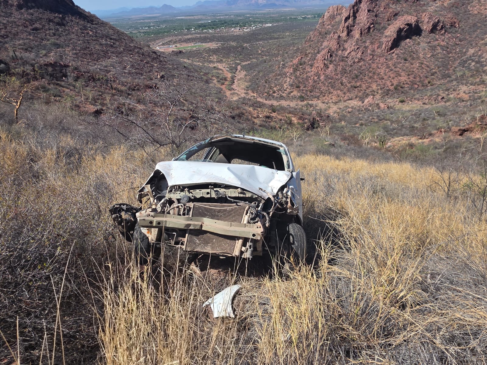 Cae automóvil a barranco del cerro microondas