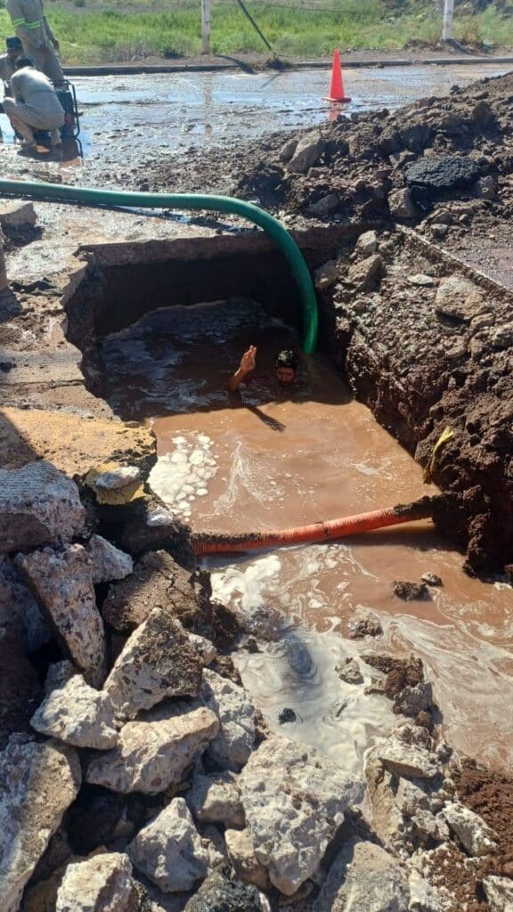 Fuga de agua potable afecta distribución en la ciudad 3 611