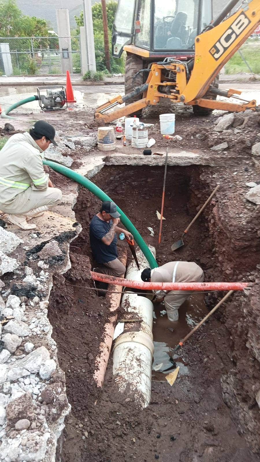 Fuga de agua potable afecta distribución en la ciudad