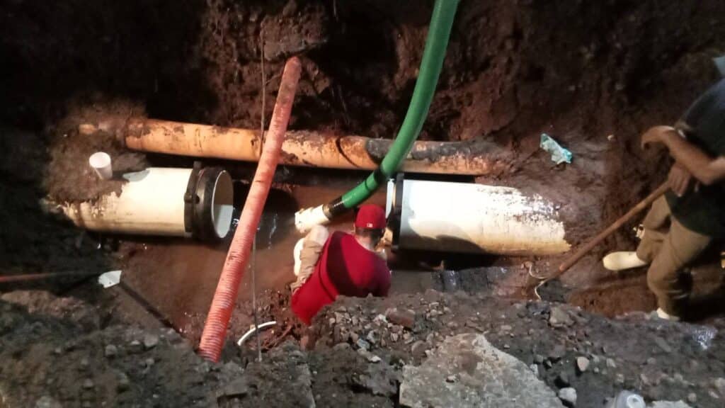 Fuga de agua potable afecta distribución en la ciudad 9 617