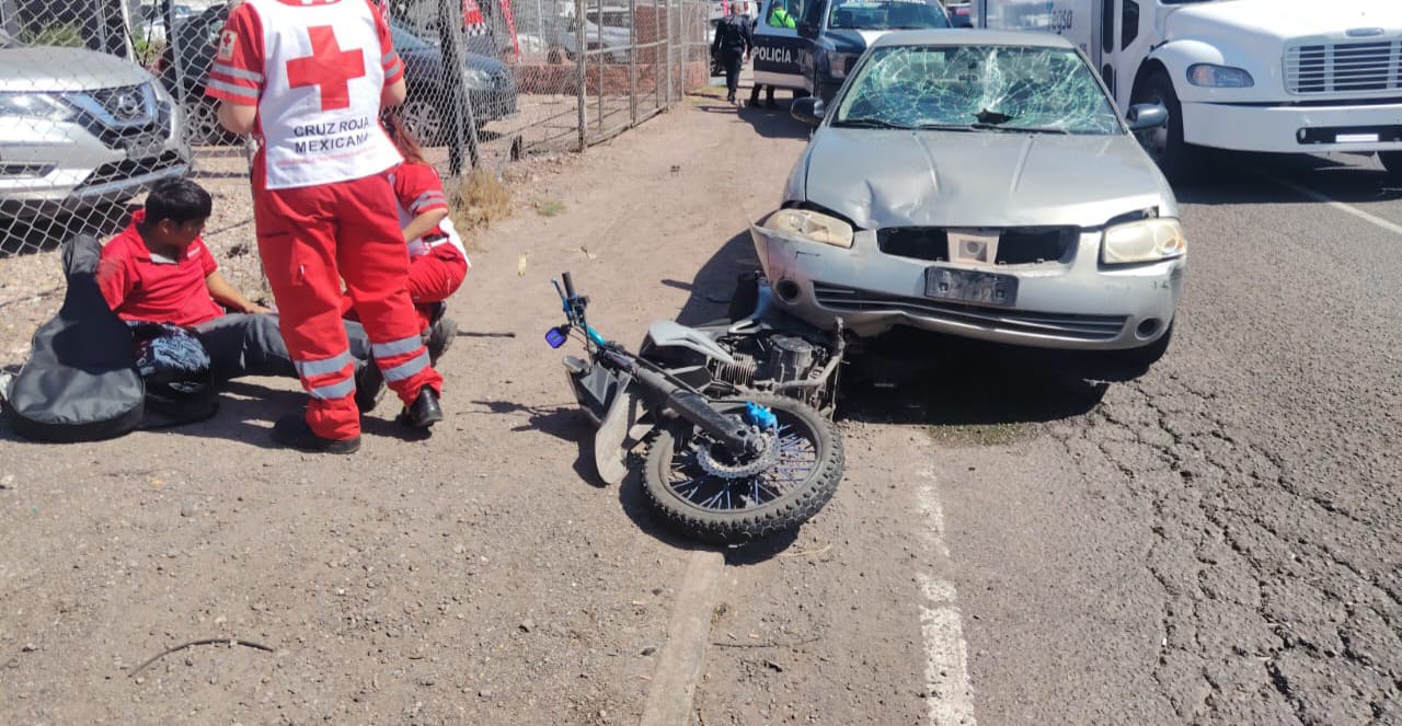 Impacta automóvil a motociclista