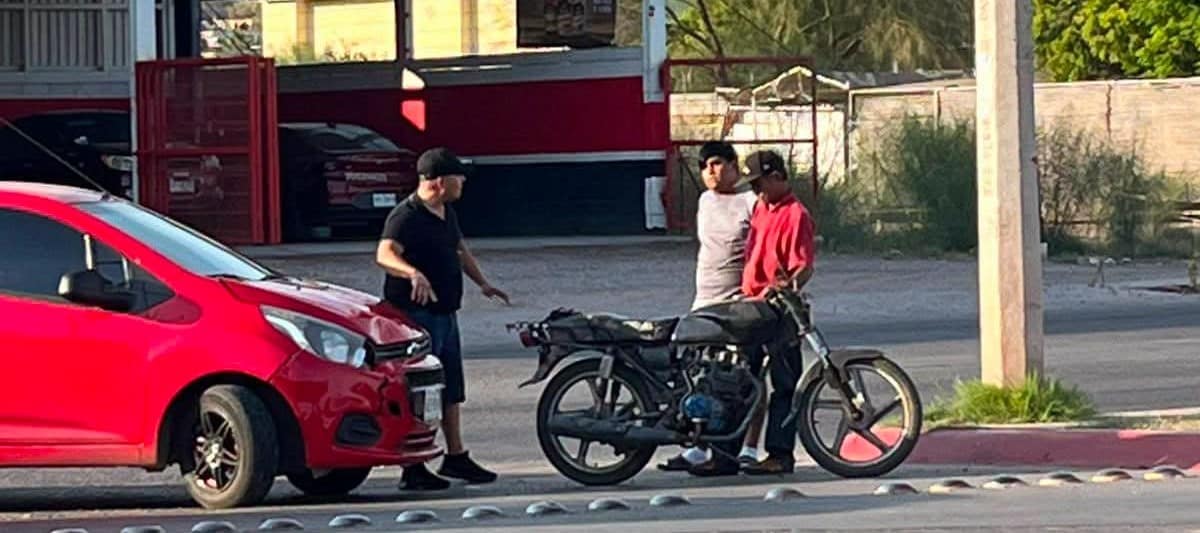 Choca auto contra moto