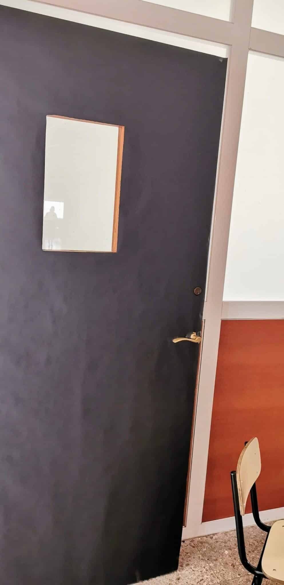 Provocan daños en escuela