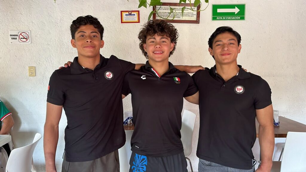 Los tres juveniles olímpicos de gimnasia incluyendo a Saúl Valenzuela (der)