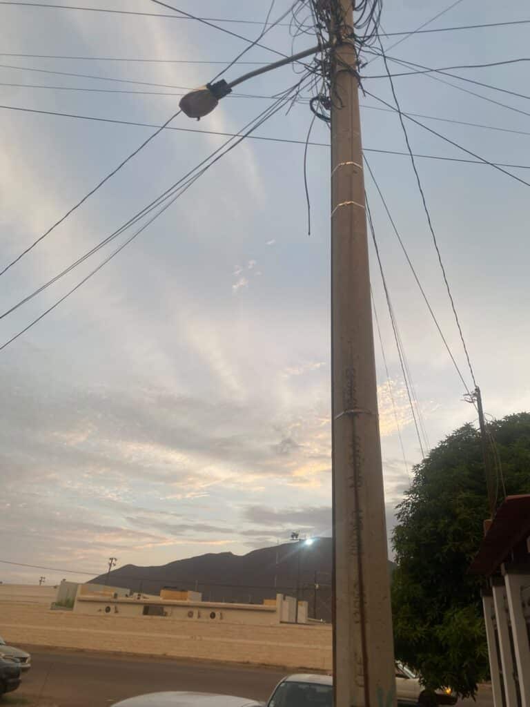 Persiste oscuridad en la calle Mar de Bering 2 WhatsApp Image 2026-07-20 at 8.21.28 PM