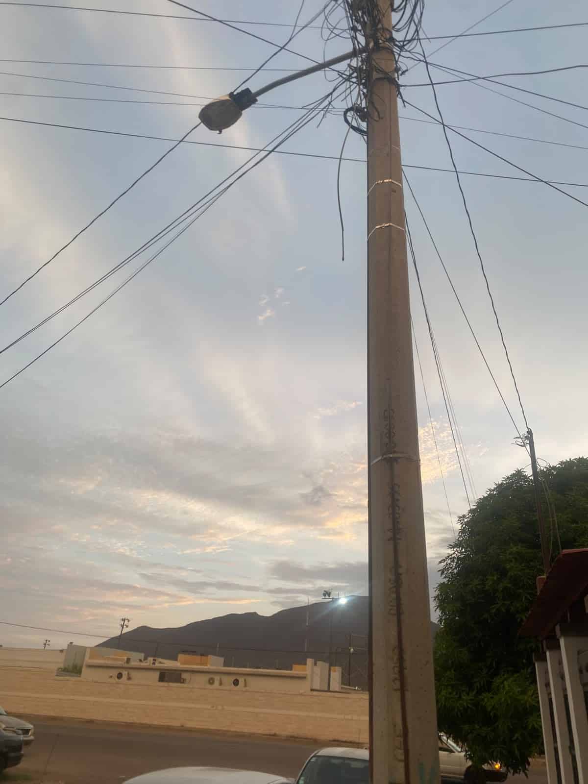 Persiste oscuridad en la calle Mar de Bering