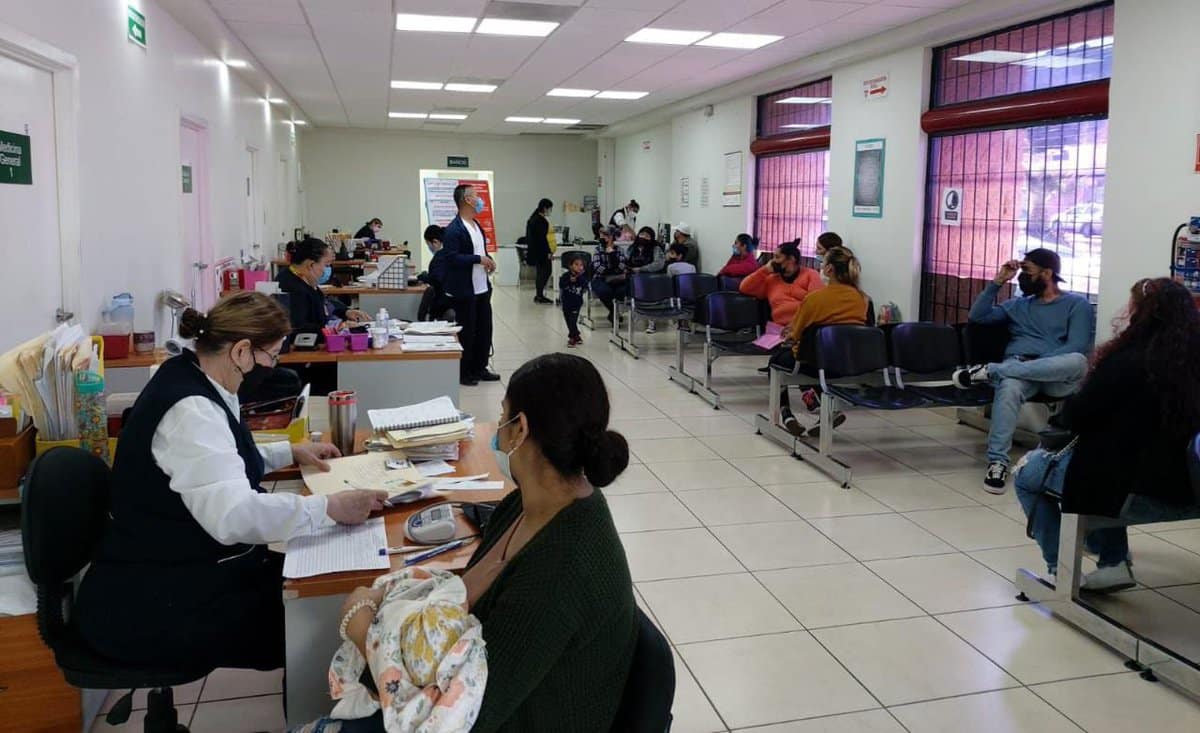 Vende guardia de seguridad cubre bocas