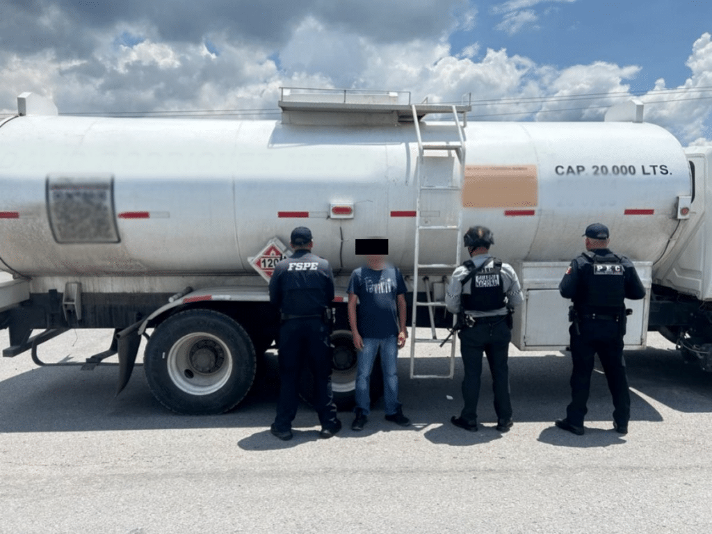 Decomisan tractocamión con 20 mil litros de huachicol en Guanajuato 1 image