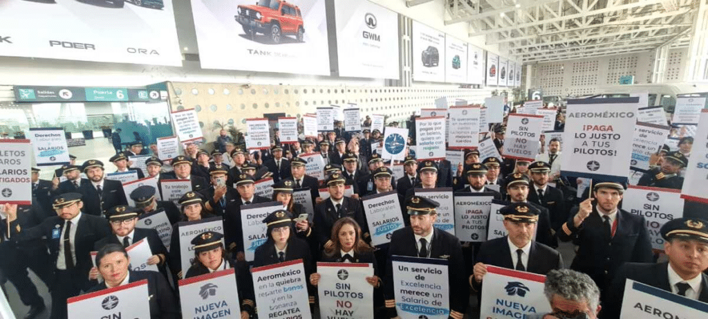 Sobrecargos de Aeroméxico retoman diálogo y alistan huelga 1 image