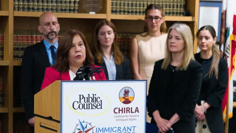 Jueza ordena mejores condiciones para migrantes detenidos por ICE 1 image