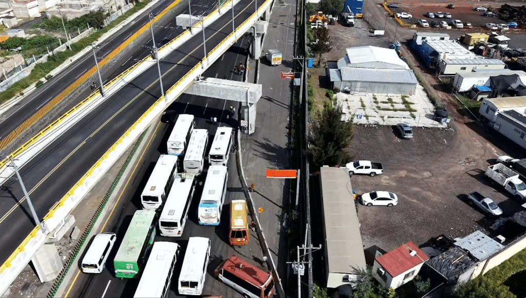 Transportistas bloquean la México-Puebla por inseguridad 1 image