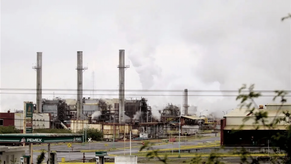 Pemex controla fuga con fuego incipiente en refinería Olmeca 1 image