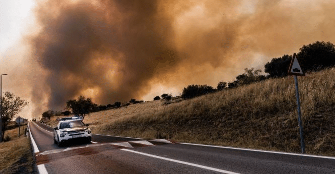 Incendios devastan viviendas e infraestructura en España 1 image