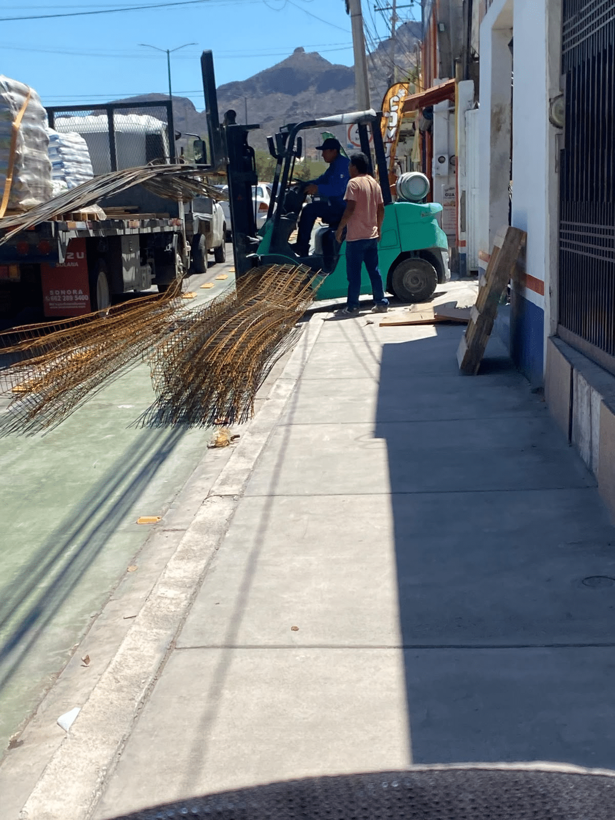 Obstruyen banqueta y ponen en riesgo a peatones