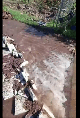 Mega fuga de agua desperdicia miles de litros en Loma Linda 1 image