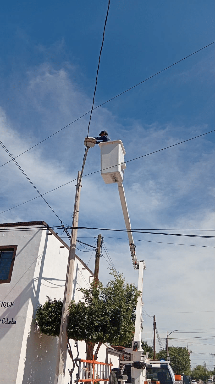 Reparan alumbrado público en vista dorada