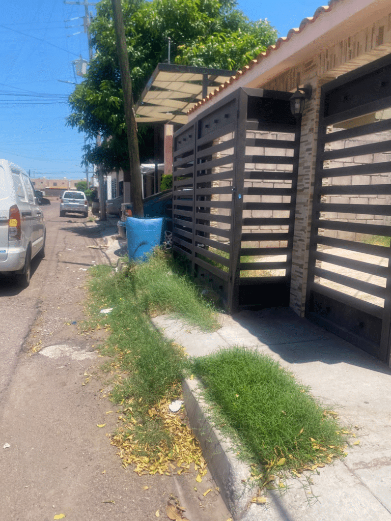 Banquetas invadidas en Guaymas Norte; peatones arriesgan su integridad 1 image