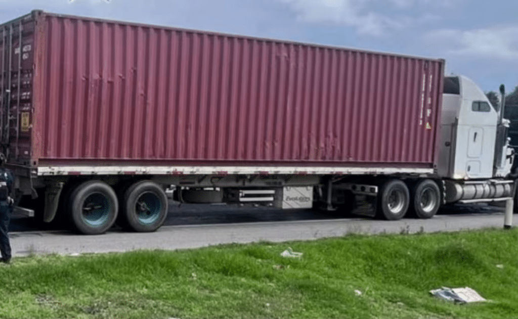 Recuperan 64 toneladas de vino tras frustrar robo de tractocamión en Hidalgo 1 image