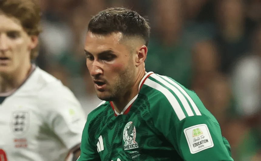 Santiago Giménez es hospitalizado tras el México-Inglaterra 1 image