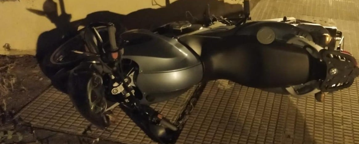 Se lesiona motociclista al caer