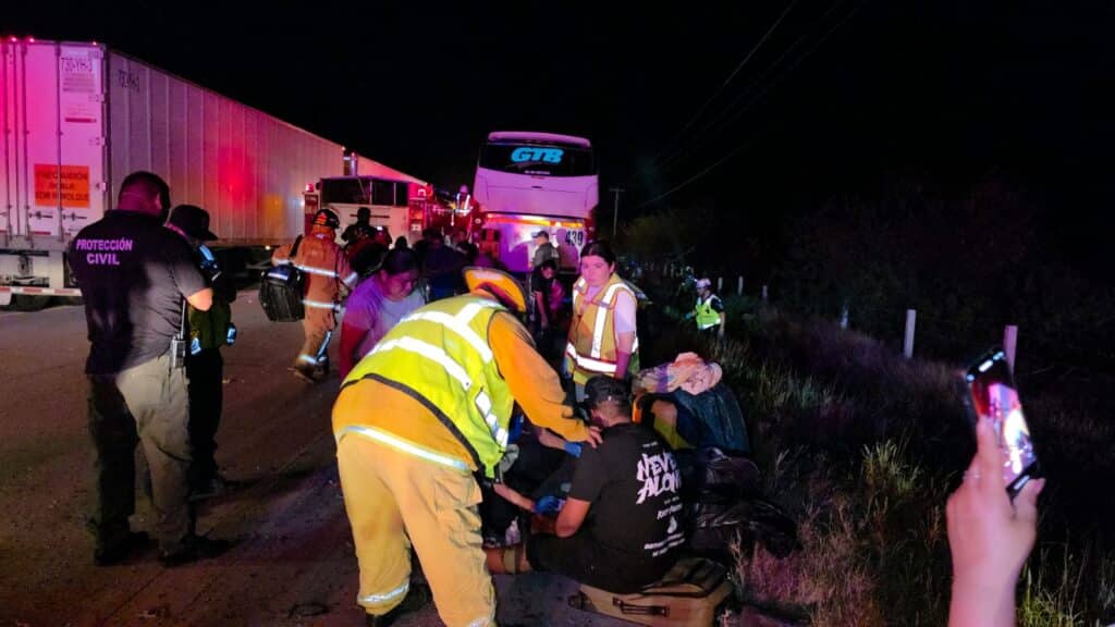 Camionazo deja un muerto y 37 heridos 2 111