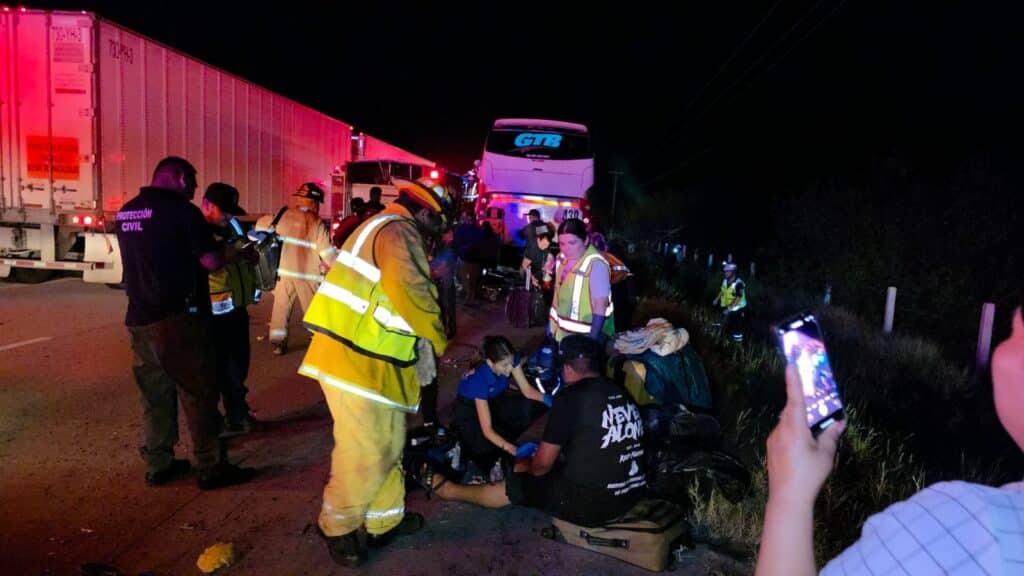 Camionazo deja un muerto y 37 heridos 4 113