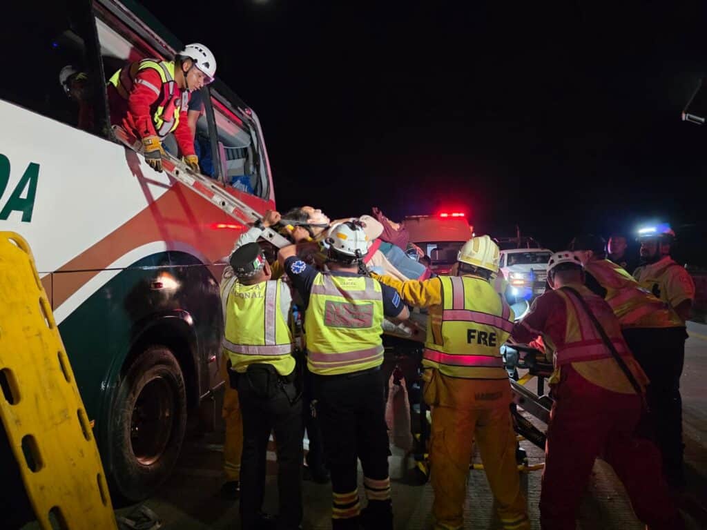 Camionazo deja un muerto y 37 heridos 6 115