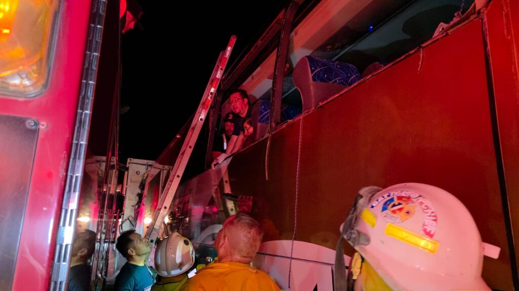 Camionazo deja un muerto y 37 heridos 8 117