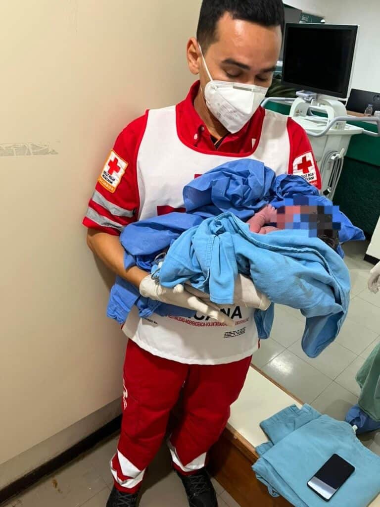 Nace bebé a bordo de ambulancia 1 144
