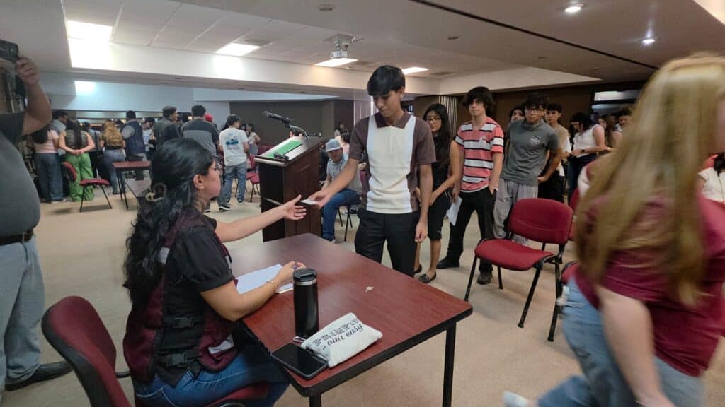 Entregan becas a jóvenes universitarios 1 147