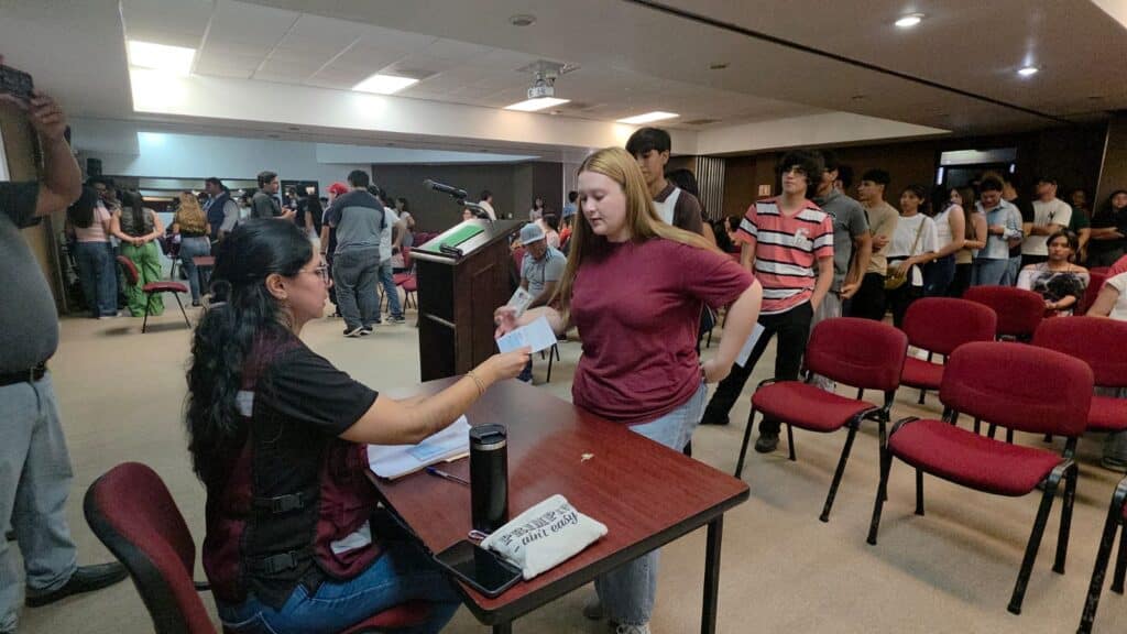 Entregan becas a jóvenes universitarios 2 148
