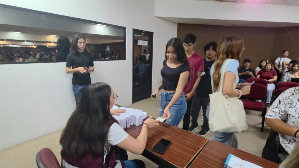 Entregan becas a jóvenes universitarios 3 149