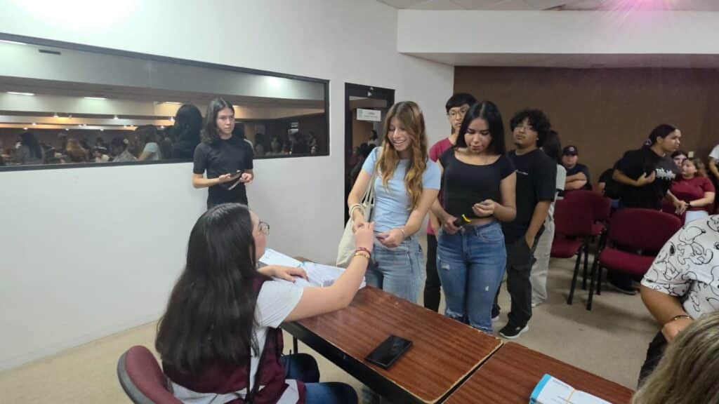 Entregan becas a jóvenes universitarios 4 150
