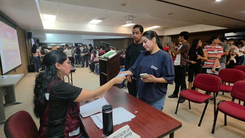 Entregan becas a jóvenes universitarios 5 151