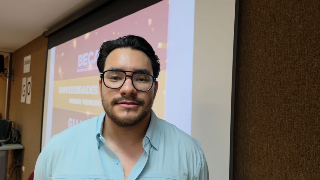 Entregan becas a jóvenes universitarios 6 152 - copia