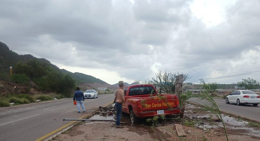 Pick up se impacta contra estructura de concreto 1 188