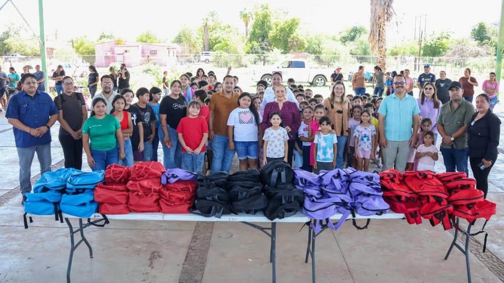 Entregan más de 450 mochilas y útiles escolares a estudiantes de comunidades rurales de Guaymas 4 40