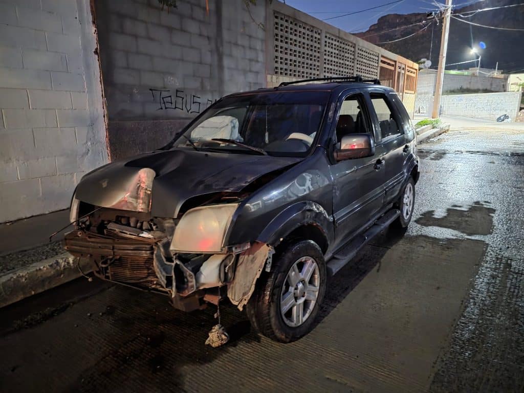 Derriba vehículo postes de Telmex 1 550