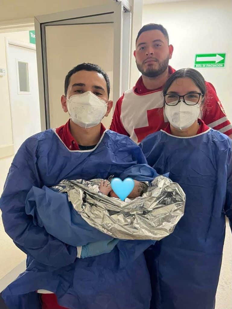 Nace bebé en ambulancia en Empalme 2 6-1-c