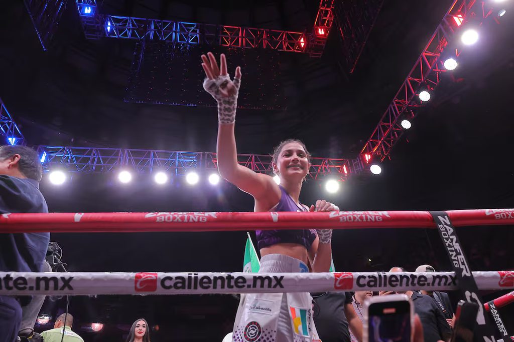 Camila 'La Magnífica' Zamorano retiene el título mundial peso átomo 3 9-7