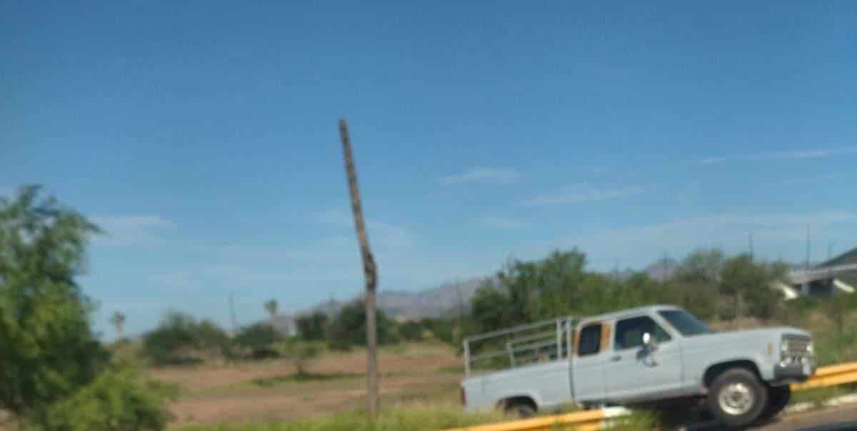 Queda embancada pick up