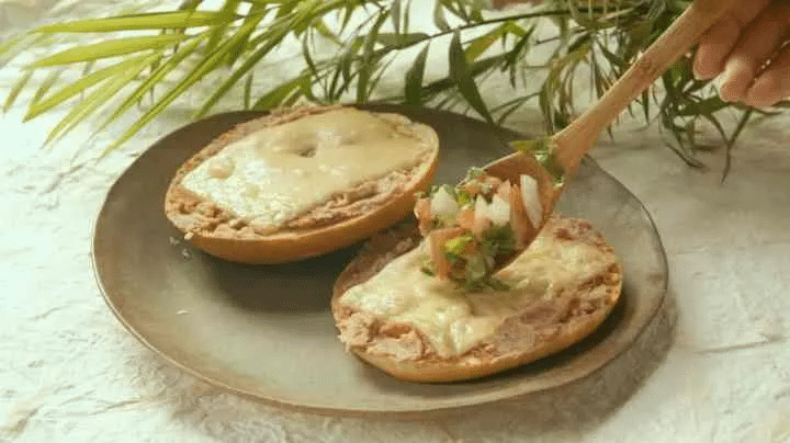 Molletes con frijoles 1 image