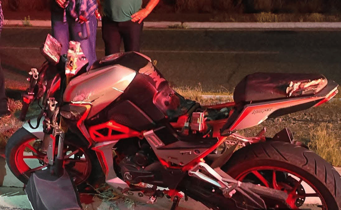 Resulta lesionado motociclista al chocar con caballo. 